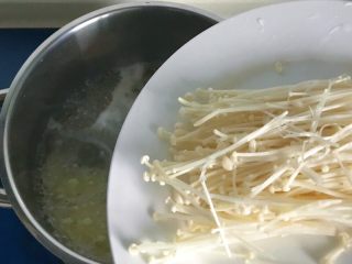 9、酸辣泡菜锅,放入泡好的金针菇