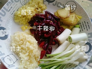 1、水煮龙利鱼,姜切末,蒜切末,再切点姜片,干辣椒先洗洗用剪刀剪断,大葱切成段,我又加了点小葱的葱白,这个大家随意哈!