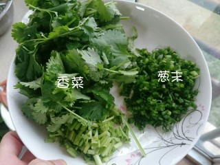 2、水煮龙利鱼,小葱切末,香菜