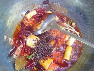 4、水煮龙利鱼,现在开始炒料啦,这个时候还要准备烧一点开水哈,油烧热,下郫县豆瓣,炒成红油,加香料,花椒,辣椒段,葱段,姜片去炒香,加蒜末,姜末再炒炒。这一步大家可以去 超市买现成的水煮鱼料