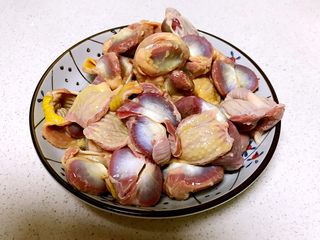 1、红烧鸡菌肝,鸡菌肝清洗干净