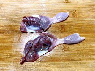 2、红烧鸡菌肝,把鸡菌肝最厚的部分切成十字花，深度为1/2