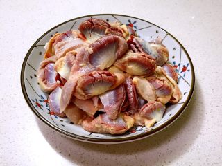 3、红烧鸡菌肝,逐一切好的鸡菌肝