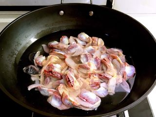 4、红烧鸡菌肝,锅里加入冷水，加入鸡菌肝，水烧开后焯水5分钟