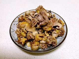 5、红烧鸡菌肝,把鸡菌肝捞出来沥干水分