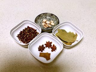 6、红烧鸡菌肝,准备辅料，花椒粒，山奈，香叶，大料和桂皮