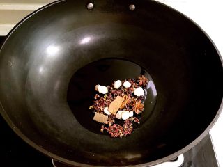 7、红烧鸡菌肝,锅里加入大豆色拉油，烧热后加入辅料炒香后加入大葱段和鲜姜片炒香