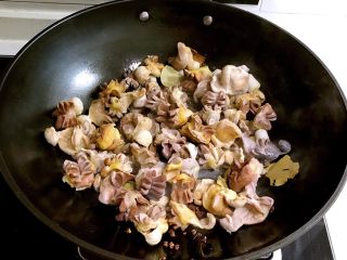 8、红烧鸡菌肝,加入焯好的鸡菌肝，翻炒2分钟