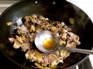 9、红烧鸡菌肝,加入料酒烹去腥味