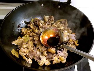 11、红烧鸡菌肝,加入老抽