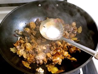 12、红烧鸡菌肝,加入精盐