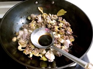 10、红烧鸡菌肝,加入生抽