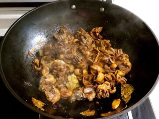 13、红烧鸡菌肝,翻炒均匀