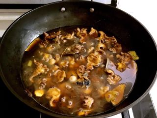 14、红烧鸡菌肝,加入开水，水量没过食材，盖上锅盖，大火烧开后，温火烧40分钟