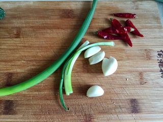 6、吉祥蔬菜三宝➕炝拌三彩白菜丝,腌上白菜丝我们可以准备其他配菜。蒜剥皮