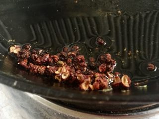 22、吉祥蔬菜三宝➕炝拌三彩白菜丝,小火煸香花椒，然后把花椒盛出