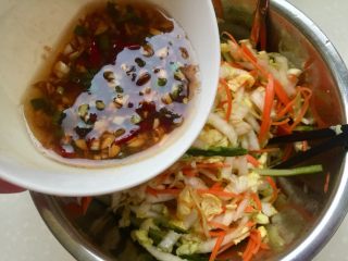 28、吉祥蔬菜三宝➕炝拌三彩白菜丝,把刚才做好的调味汁浇在蔬菜上