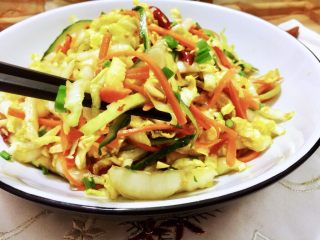 35、吉祥蔬菜三宝➕炝拌三彩白菜丝,黄瓜、胡萝卜加上白菜，凉拌蔬菜三宝，简单清爽，健健康康，清清肠胃，感兴趣的宝宝们，快来试试吧????