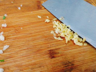 12、菌类料理+凉拌香菇,蒜瓣、仔姜、小辣椒分别切碎末