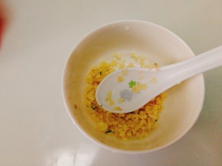 14、菌类料理+凉拌香菇,准备一口小碗放入蒜末、姜末、混合