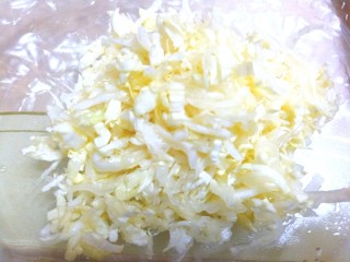 4、凉拌白菜海蜇皮,挤干水分,装碗中备用