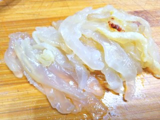 6、凉拌白菜海蜇皮,切粗丝备用
