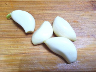 7、凉拌白菜海蜇皮,蒜去皮洗净