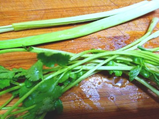 9、凉拌白菜海蜇皮,蒜苗,香葱洗净