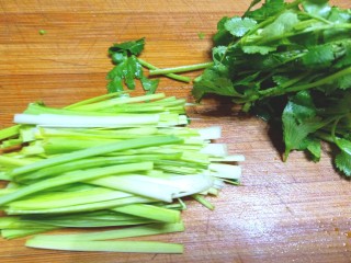 10、凉拌白菜海蜇皮,蒜苗切丝,香葱切段