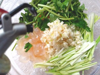 12、凉拌白菜海蜇皮,给碗中加入醋,味精,香油,一点点糖