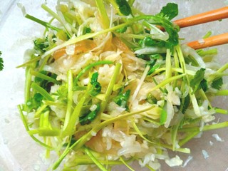 15、凉拌白菜海蜇皮,搅拌均匀,装盘