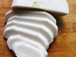 4、挑战厨房 +素菜+清炒盘菜,从中间对半切开，再切成片状