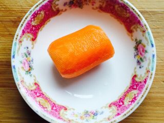 7、挑战厨房 +素菜+清炒盘菜,胡萝卜一小段削皮洗干净