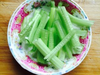 9、挑战厨房 +素菜+清炒盘菜,芹菜洗干净切段备用