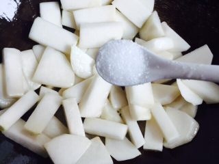 12、挑战厨房 +素菜+清炒盘菜,加入一茶匙的盐翻炒均匀