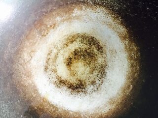 10、挑战厨房 +素菜+清炒盘菜,炒锅倒入食用油加热至七分熟