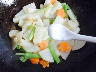 18、挑战厨房 +素菜+清炒盘菜,加适量的味精翻炒均匀关火