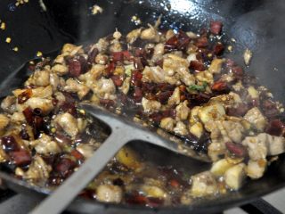 9、香辣干锅兔,倒入一大勺生抽，继续翻炒。