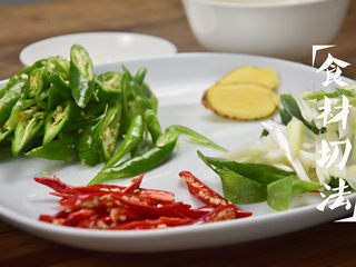 1、蒜苗回锅肉,青椒、小米椒切条，大葱拍碎切段，姜切片;