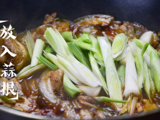15、蒜苗回锅肉,最后放入蒜根；