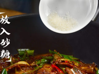 20、蒜苗回锅肉,放入砂糖，炒匀即可；