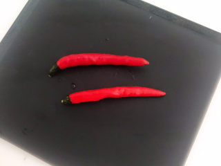 1、醋泡花生米,把小米辣清洗干净