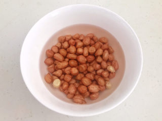 4、醋泡花生米,用冷水把花生米清洗干净