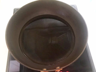 5、醋泡花生米,锅里加入冷水