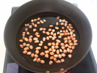 6、醋泡花生米,加入花生米