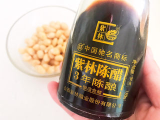 12、醋泡花生米,这道菜我用山西紫林陈醋，是3年的陈酿