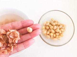 10、醋泡花生米,给煮好的花生米剥去红衣