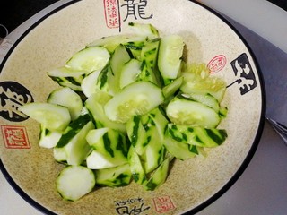 2、凉拌黄瓜,用滚刀切法