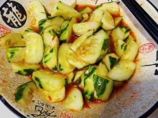 7、凉拌黄瓜,拌均匀，腌一小会儿更入味