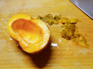 2、炸南瓜条,南瓜清洗干净去皮